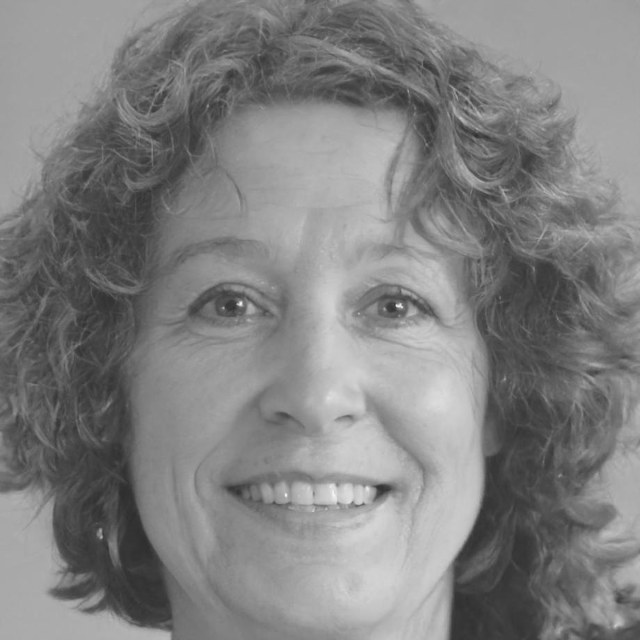 Portrait de Célestine Moreau, experte en analyse financière